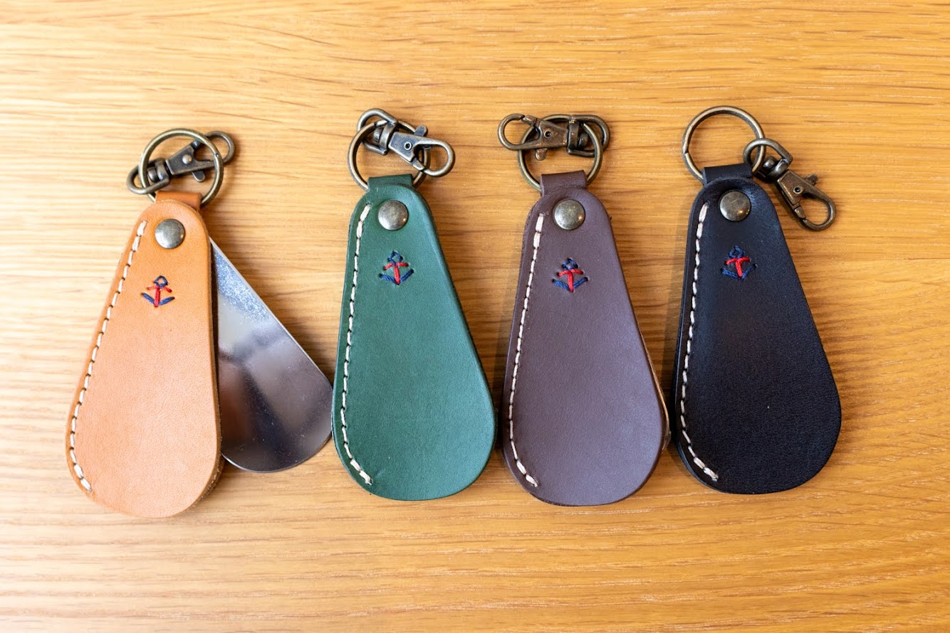 【レザーカバー付き靴ベラキーホルダー】