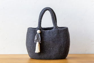 【ダブルタッセルつきフェルトバッグ】