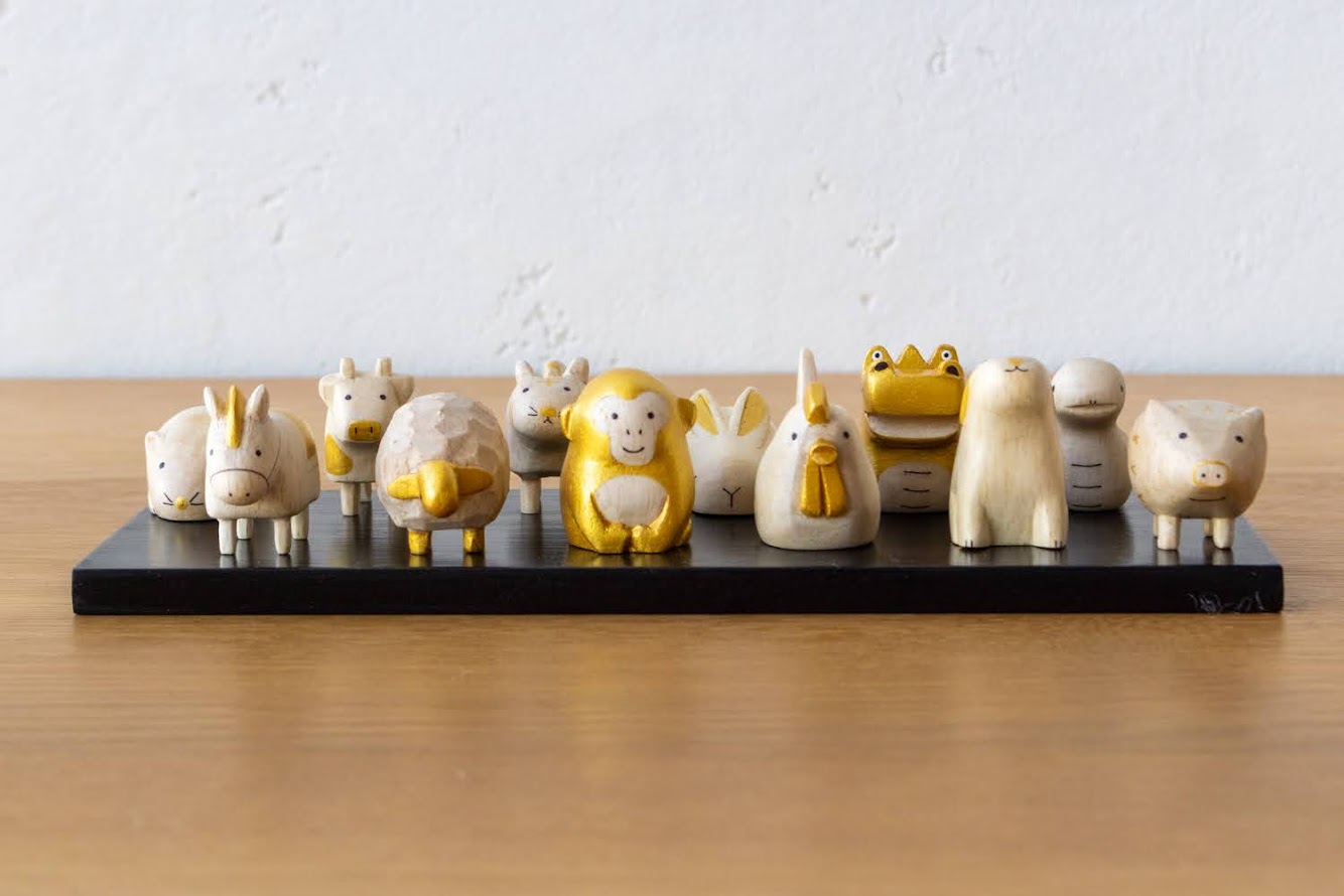 【数量限定　ぽれぽれ 木製 置き物 十二支 セット  (  黒台座 付き )　】